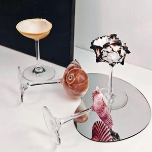 Verre à vin élégant avec motif coquillage, idéal pour ajouter une touche côtière discrète à toute mise en place de table. - Product Image 4