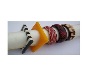 Elegante Brazalete de Resina Hecho a Mano por Artizon Studio, Alta Calidad, Transparente, Color Personalizado, Patrón de Remolinos, para Fiestas Navideñas - Product Image 4