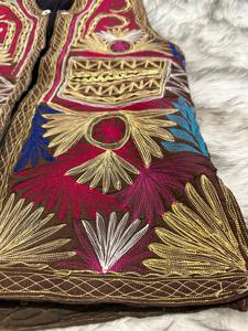 Chaleco tradicional afgano de terciopelo rojo para hombre con extensivo trabajo de espejos y decoraciones de monedas tribales, chaleco étnico Kuchi. - Product Image 4