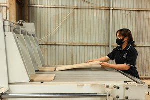 พื้นไม้โอ๊คเชฟรอนหลายชั้นคุณภาพพรีเมียม เคลือบยูวี สำหรับตกแต่งภายใน ผลิตจากโรงงานในเวียดนาม - Product Image 6