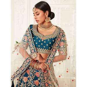 Precioso Lehenga Choli de seda bordada en azul azulado con accesorio para el tocado - Product Image 4
