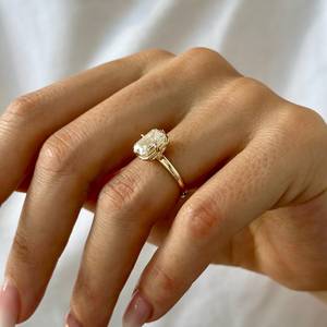 Bague de fiançailles en or jaune 14 carats avec diamant de laboratoire taille émeraude de 2 carats, pureté VVS2, sertie à griffes, certifiée IGI - Product Image 2