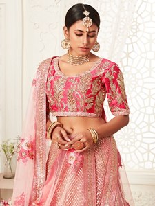 Ensemble Lehenga Choli de mariage rose poudré, robe courte à manches courtes en filet brodée de sequins et de Zari, coupe trapèze, avec dupatta en filet pour demoiselle d'honneur - Product Image 6
