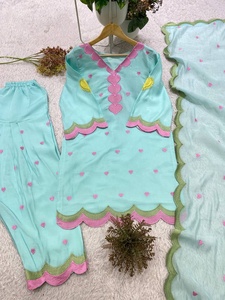 Conjunto de Kurti y Pantalón Azul Claro para Mujer con Bordado de Corazón Rosa y Dupatta, Estilo Tradicional Holgado Informal de India y Pakistán - Product Image 3