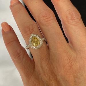 Bague de fiançailles en or blanc 14 carats avec diamant de laboratoire jaune fantaisie taille poire, double halo, clarté VVS+, certifiée IGI, pour la vente en gros - Product Image 1