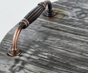 Elegante Bandeja Giratoria Redonda de Madera con Asas de Cobre, Diseño Rústico Hecho a Mano para Organización en la Cocina - Product Image 2