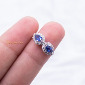 Anillo de Oro Blanco de 18k con Dos Piedras de Zafiro Azul Natural en Forma de Pera y Halo de Diamantes, Joyas Memoria, Venta al Por Mayor - Product Image 3