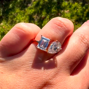 Anillo de Compromiso y Boda Clásico con Diamante Cultivado en Laboratorio de 4 Quilates, Corte Pera y Esmeralda, Certificado IGI, Engaste Invisible en Oro - Product Image 2
