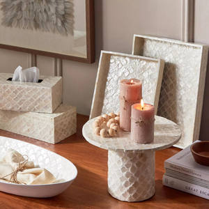 Exquisito soporte para tartas de nácar, pedestal redondo beige con borde festoneado, perfecto para exhibir tartas de boda y repostería. - Product Image 3