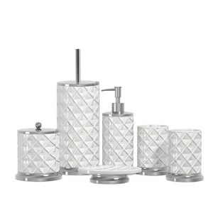 Juego de accesorios de baño de cerámica con un moderno diseño texturizado de diamantes, que incluye artículos esenciales como dispensador de jabón, vaso y jabonera. - Product Image 1