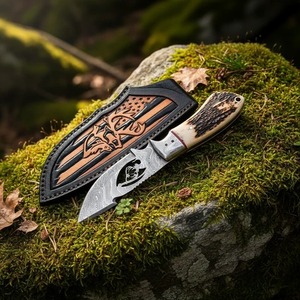 Cuchillo de caza hecho a mano con hoja de acero de Damasco y diseño de ciervo, mango de asta de ciervo y funda de cuero - Product Image 4