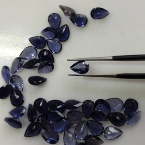 Iolita natural de 7x5 mm, corte pera, gema suelta de la mejor calidad con efectos pleocroicos para la fabricación de joyas. - Product Image 1