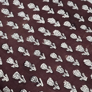 ผ้าฝ้ายพิมพ์ลายด้วยมือ สีแดงเลือดหมูพื้นสีเขียวลายบูติ ผ้าฝ้ายอินเดียทำมือเนื้อนุ่ม วัสดุสำหรับตัดเย็บชุด ผ้าสำหรับงานฝีมือ - Product Image 2