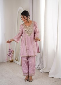 Conjunto Premium de Kurti y Pantalón con Bordado de Espejo Real de H O Fabrics, Estilo TENNECY para Fiestas, para Todas las Temporadas - Product Image 5