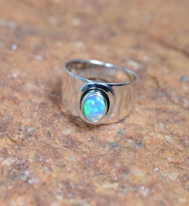 Bague en opale d'Éthiopie naturelle, argent sterling 925, faite à la main, pour elle, coupe ovale, sertissage clos, bague classique pour mariage ou anniversaire - Product Image 5