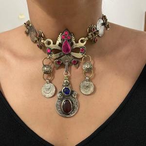 Collar tribal afgano Kuchi de lujo con flecos de monedas de triple capa, detalles en relieve metálico y piedra preciosa verde pulida - Product Image 5