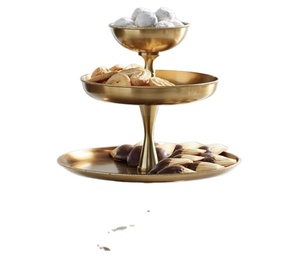 Support à gâteau moderne en bois à bas prix avec finition émaillée et couvercle décoratif en forme de dôme, idéal pour les gâteaux de mariage et de Noël - Product Image 1
