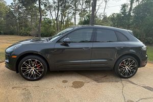 Auto Usado en Excelentes Condiciones, Bajo Kilometraje, Porsche Macan S SUV 2022, Listo para Enviar - Product Image 2