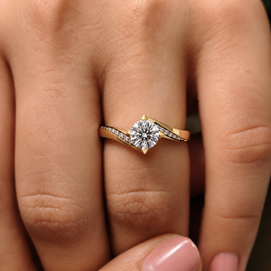 Anillo de compromiso moderno de oro puro de 14 quilates con banda retorcida y diamante redondo brillante cultivado en laboratorio, anillo de boda para mujer. - Product Image 2
