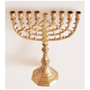 Menorah de Latón Duradero Hecha a Mano, Portavelas Judío Tradicional, Elegante Menorah de Hanukkah para Ceremonias Religiosas - Product Image 4