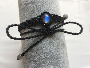 HARI OM CREATIONS สร้อยข้อมือทำมือประดับลูกปัดมาคราเม่ชุบทองคำสีดำสไตล์วินเทจประดับลาบราดอไรต์สำหรับทุกเพศ เหมาะสำหรับเป็นของขวัญหรือใส่ในชีวิตประจำวัน - Product Image 4