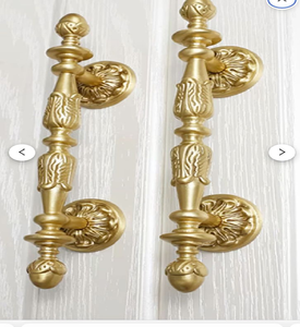 Manijas clásicas de doble palanca de latón montadas en una puerta doble de madera pulida con paneles de vidrio. Disponible a precios de mayorista. - Product Image 2