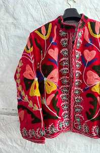 Veste en velours rouge époustouflante pour femme, brodée Suzani, style artisanal, tenue de festival, vintage, faite à la main en Ouzbékistan, manteau floral bohème pour femme - Product Image 6