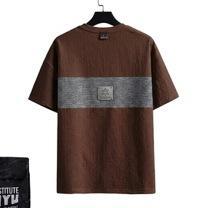T-shirt personnalisé pour homme, marron foncé, tissu respirant, bande grise sur la poitrine, manches courtes, vêtement décontracté tendance, design bicolore uni. - Product Image 2