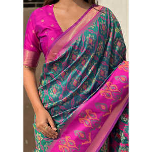 Sari Patola en soie verte douce tissée Zari Elite Weaves avec des tissages contrastés, vêtements indiens et pakistanais 0,6g - Product Image 2