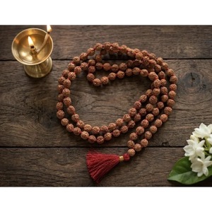 Pulsera de cuentas de Rudraksh sagrado - Mala hecha a mano - 108 cuentas de Rudraksh - Jaipur, India - Product Image 4