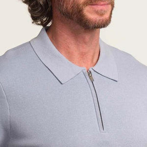 เสื้อโปโลทรงหลวมสำหรับผู้ชาย ผลิตจากผ้าฝ้ายผสมที่ทนทาน พร้อมดีไซน์กระดุมแบบคลาสสิก เหมาะสำหรับการเดินทางและสวมใส่ในชีวิตประจำวัน - Product Image 4