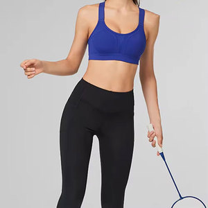 Soutien-gorge de sport haute performance pour perfectionnistes, personnalisé, ultra-doux, sans armatures, sans coutures, en polyester/spandex, à fines bretelles, col carré, avec bordure contrastante - Product Image 3