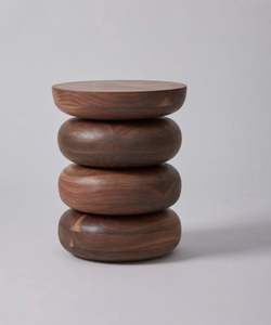 Table d'appoint en bois compacte, idéale pour les espaces restreints sans compromettre le style - Product Image 1