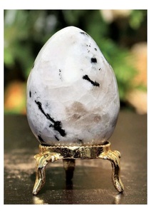 Figura de Huevo de Piedra Lunar Arcoíris Pulida con Puntos Negros sobre Base Dorada, Adorno de Piedra Decorativa Coleccionable - Product Image 2