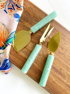 Juego de Cuchillos para Queso Dorados, Elegantes y Duraderos, Hechos a Mano, con Mango de Resina y Hojas de Acero Inoxidable, Aptos para Lavavajillas y Microondas - Product Image 5