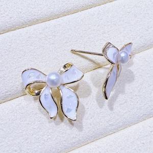 Pendientes de Perlas de Concha Esmaltada Versátiles de Estilo Nuevo Inspirado en Ins de Zhuji Danshui 2025, Venta al por Mayor - Product Image 4