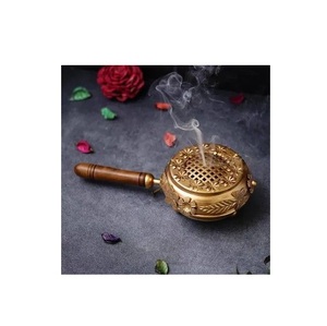 Incensario Floral Decorativo de Latón, Quemador de Carbón Portátil con Agarre de Madera Resistente al Calor, Decoración Oriental Tradicional para el Hogar - Product Image 1