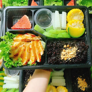 Contenedor de comida desechable de plástico de alta gama, fabricado en Vietnam, con 4 compartimentos y tapa, color negro, tipo lonchera para llevar, listo para enviar. - Product Image 1