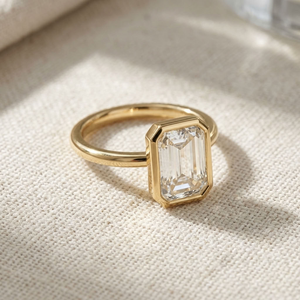 แหวนทอง 18K ชุบทองคำขาว ประดับเพชรทรง Emerald Cut แบบ Halo พร้อมใบรับรอง IGI เหมาะสำหรับเป็นแหวนหมั้น แหวนแต่งงาน แหวนครบรอบแต่งงาน หรือของขวัญสำหรับเจ้าสาว - Product Image 3