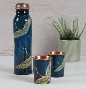 Ensemble de bouteilles d'eau en cuivre pur imprimées d'un oiseau grue en vol bleu sarcelle profond avec deux verres isothermes assortis - Product Image 1