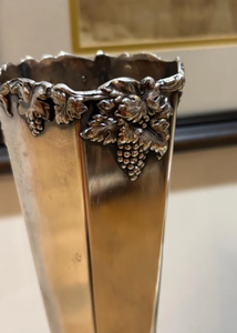 Vase à fleurs élégant et haut de gamme en argent, pot de fleurs métallique détaillé et complexe pour la décoration de la maison, du bureau et des événements, vase artisanal tendance - Product Image 4