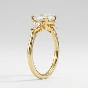 Bague à trois pierres en or jaune avec diamant taille coussin de 3 carats et pierres latérales en forme de poire, bijou de fiançailles classique pour femme, design personnalisé - Product Image 2