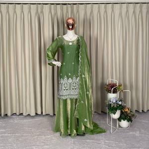 Conjunto de Top y Pantalones Plazzo con Lentejuelas Bordadas de Diseñador VASTRA COTTAGE, con Dupatta, Ropa Étnica para Fiestas - Product Image 5