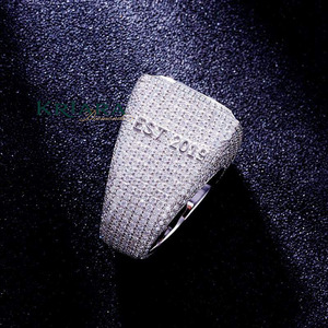 Bague Chevalière Homme en Argent 925 Plaqué Or avec Diamants de Laboratoire Taille Ronde Brillante Style Hip-Hop pour Usage Quotidien - Product Image 2