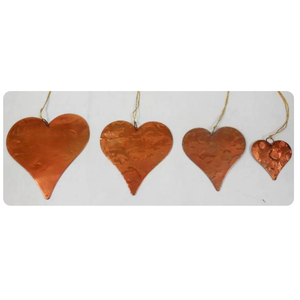 Cœurs décoratifs suspendus en cuivre texturé faits à la main, superposés, plusieurs tailles, écologiques, pour les fêtes, les mariages et les événements - Product Image 1
