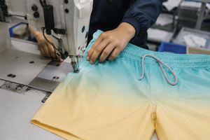 Shorts de surf pour hommes à séchage rapide, shorts de plage avec logo avant, maillots de bain légers, écologiques, respirants, tendance sublimation - Product Image 5
