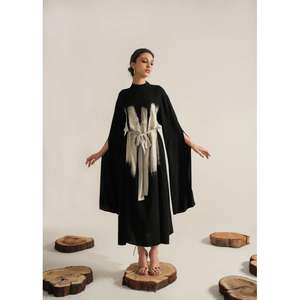 Robe Kaftan Noire Tie-Dye pour Femme avec Ceinture, Style Cape Designer, Robe Midi Moderne pour Tenue de Resort - Product Image 1