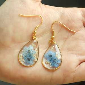 Pendientes de resina con detalles de metal de cobre y diseño de color en espiral, ideales para colecciones de joyería artística. Artesanías de resina. - Product Image 4