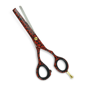 กรรไกรตัดผมสไตล์ญี่ปุ่น สีแดงดำเคลือบพิเศษ กรรไกรตัดผมสำหรับช่างตัดผม ตัดเส้นละเอียด ผลิตจากสแตนเลสโดย Stahlmann Pro - Product Image 1