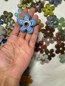 Perles en verre ondulées à 5 pétales de 30 mm faites à la main - Perles en verre africaines Krobo multicolores à rayures tourbillonnantes pour la création de bijoux - Product Image 5